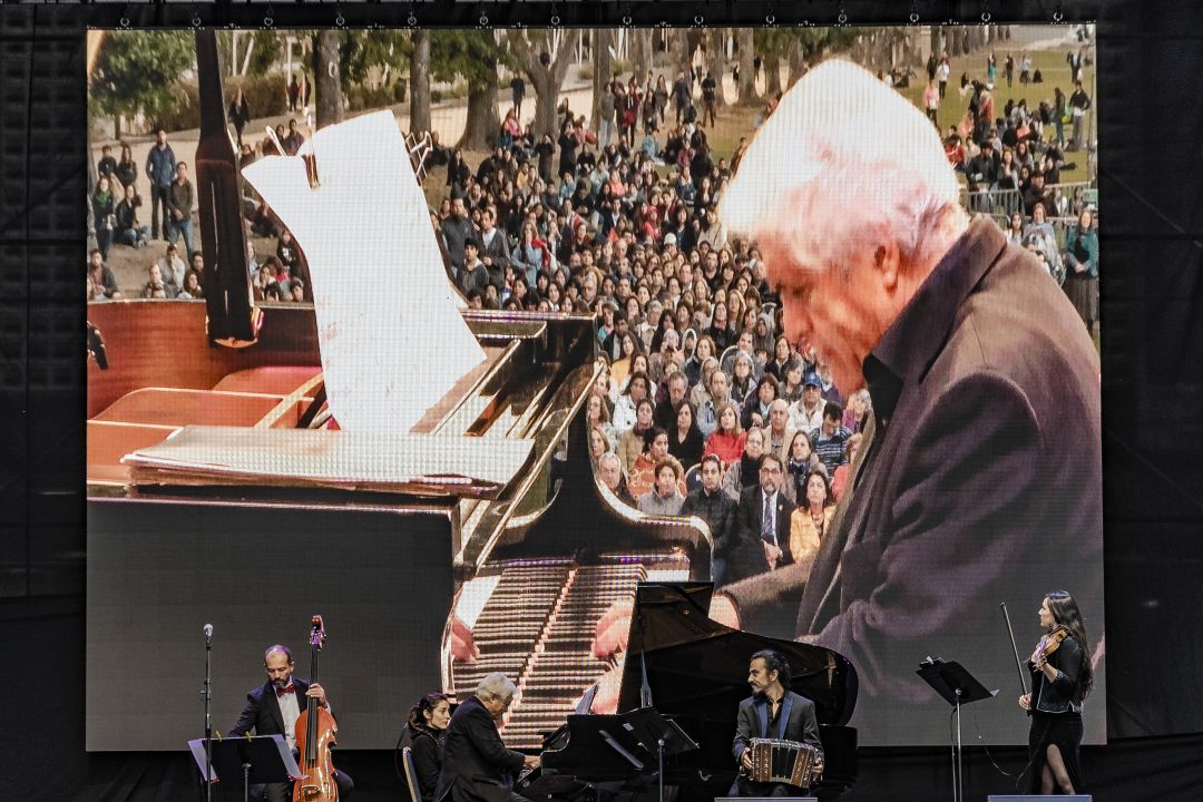 Facultad de Ingeniería UdeC celebró sus 100 años junto a la comunidad con un concierto de Roberto Bravo