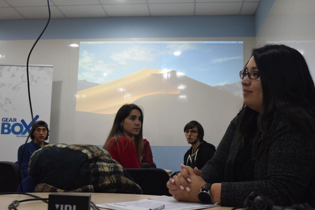 Barbarita Lara conversó con grupo de estudiantes en la FI UdeC