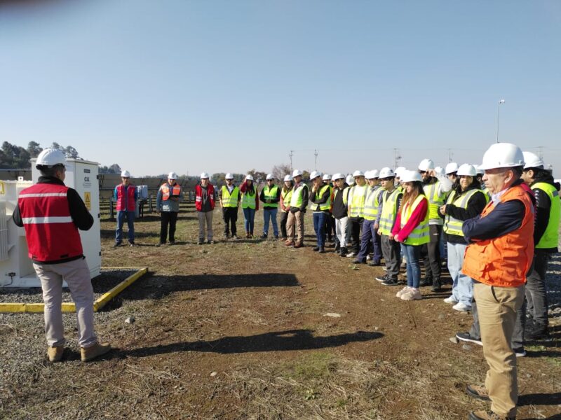 Estudiantes visitaron planta fotovoltaica de la comuna de San Carlos