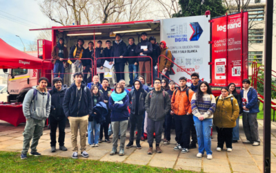 Innovadora experiencia: estudiantes interactuaron con tecnología de vanguardia a bordo de un camión tecnológico