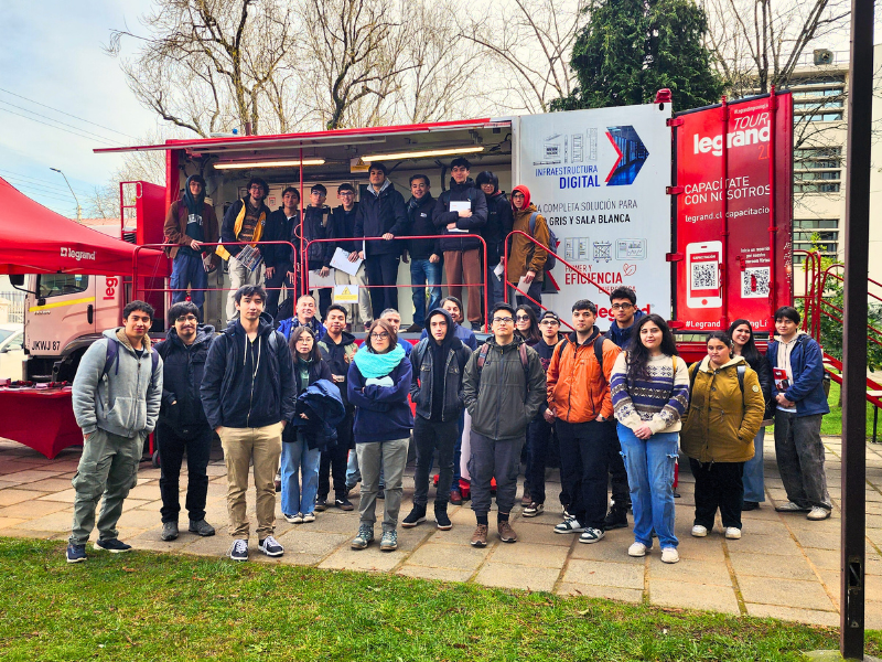 Innovadora experiencia: estudiantes interactuaron con tecnología de vanguardia a bordo de un camión tecnológico