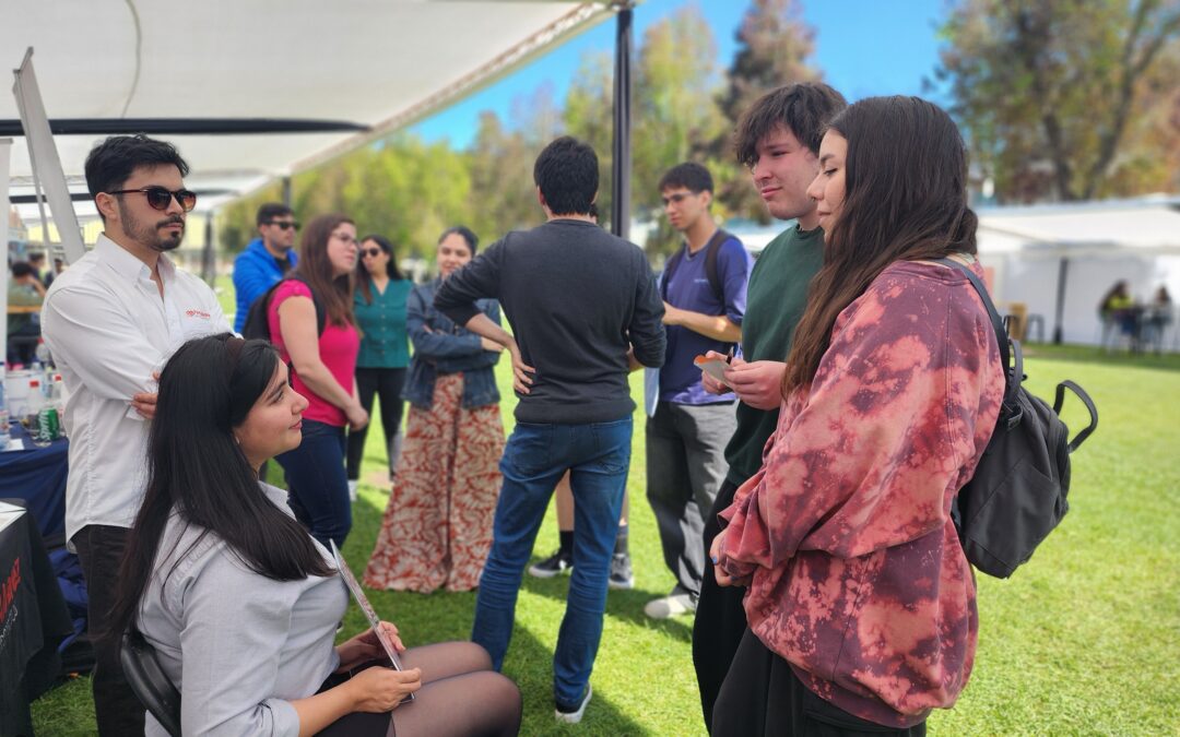 Feria de Empleabilidad 2025: fortaleció vínculo entre Estudiantes FI UdeC y el mundo profesional