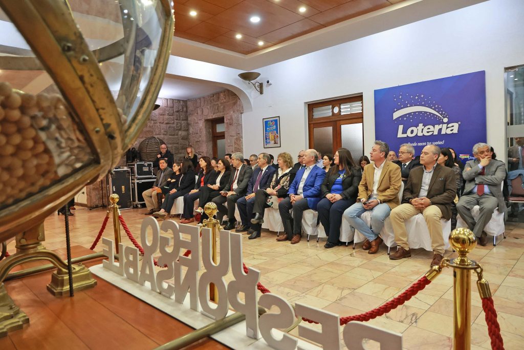 Profesora Eugenia Araneda recibe el Premio Desiderio González Medina por su aporte a la innovación tecnológica en minería