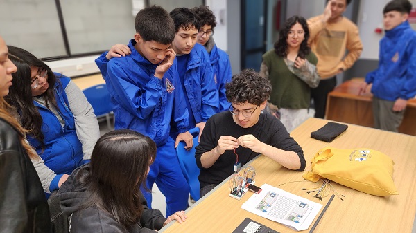 Estudiantes de Séptimo y Octavo básico aprendieron de circuitos electrónicos en el DIE como parte de un proyecto UdeC en su establecimiento