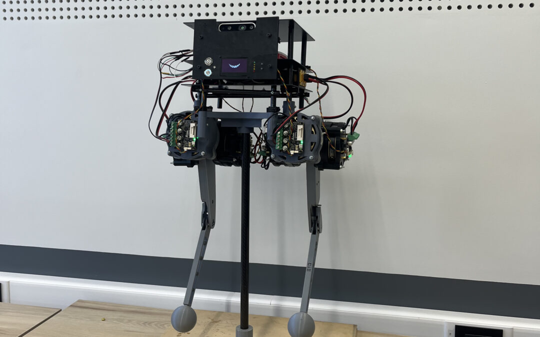 B1P0: estudiantes de Ingeniería UdeC innovan con robot bípedo