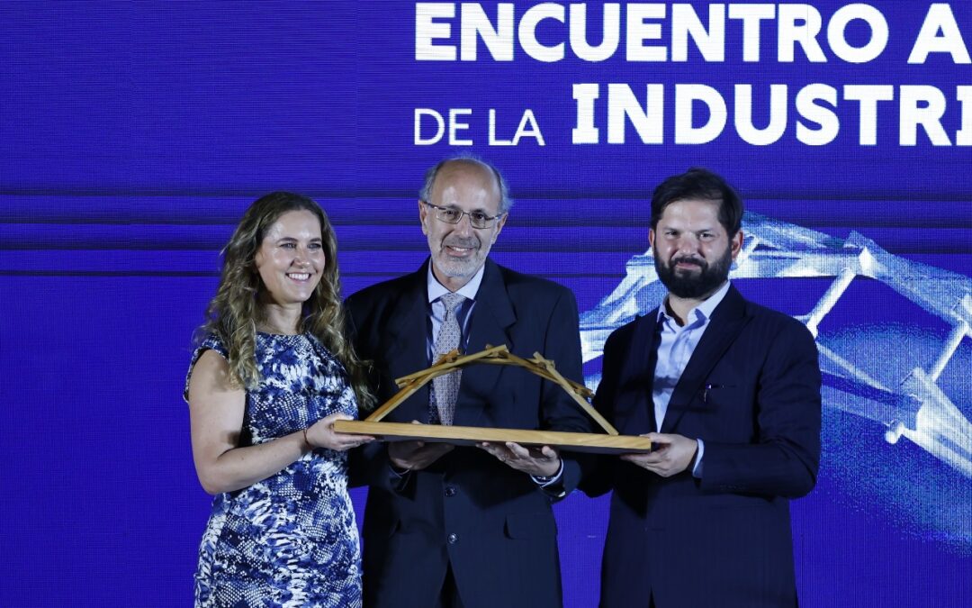 Ingeniero UdeC Álvaro Ananías recibe el Premio Andrés Concha 2025 de Sofofa