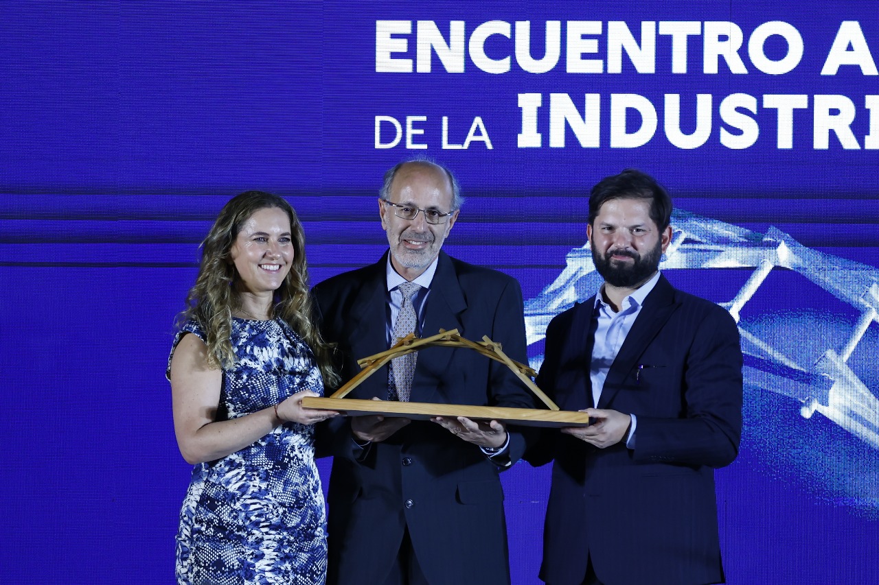 Ingeniero UdeC Álvaro Ananías recibe el Premio Andrés Concha 2025 de Sofofa
