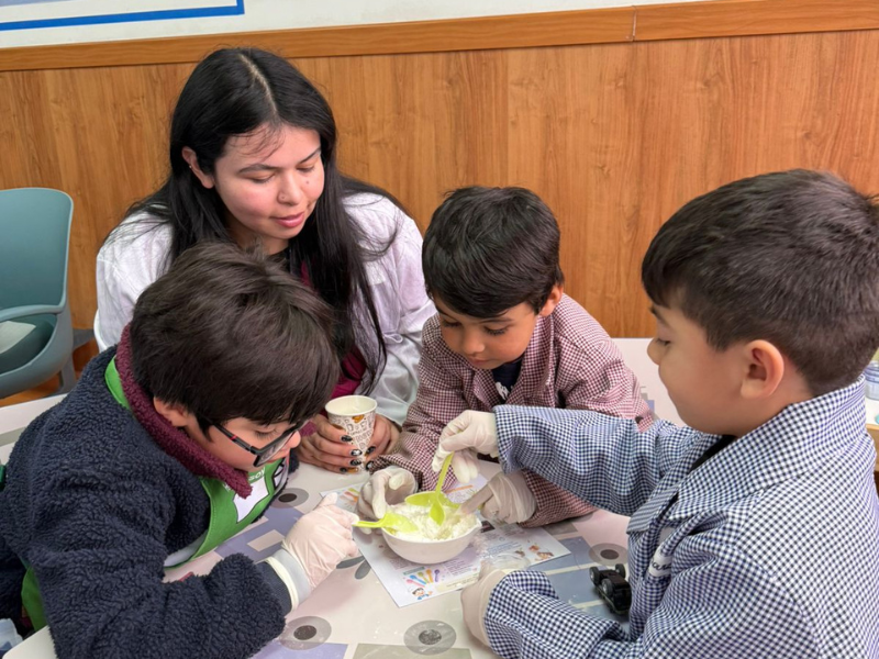 Estudiante del Doctorado en Ciencia e Ingeniería de Materiales lleva la ciencia a los más chicos a través de taller STEM