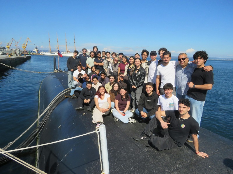 Estudiantes de Ingeniería Eléctrica UdeC conocen tecnología y sistemas del submarino “Carrera”