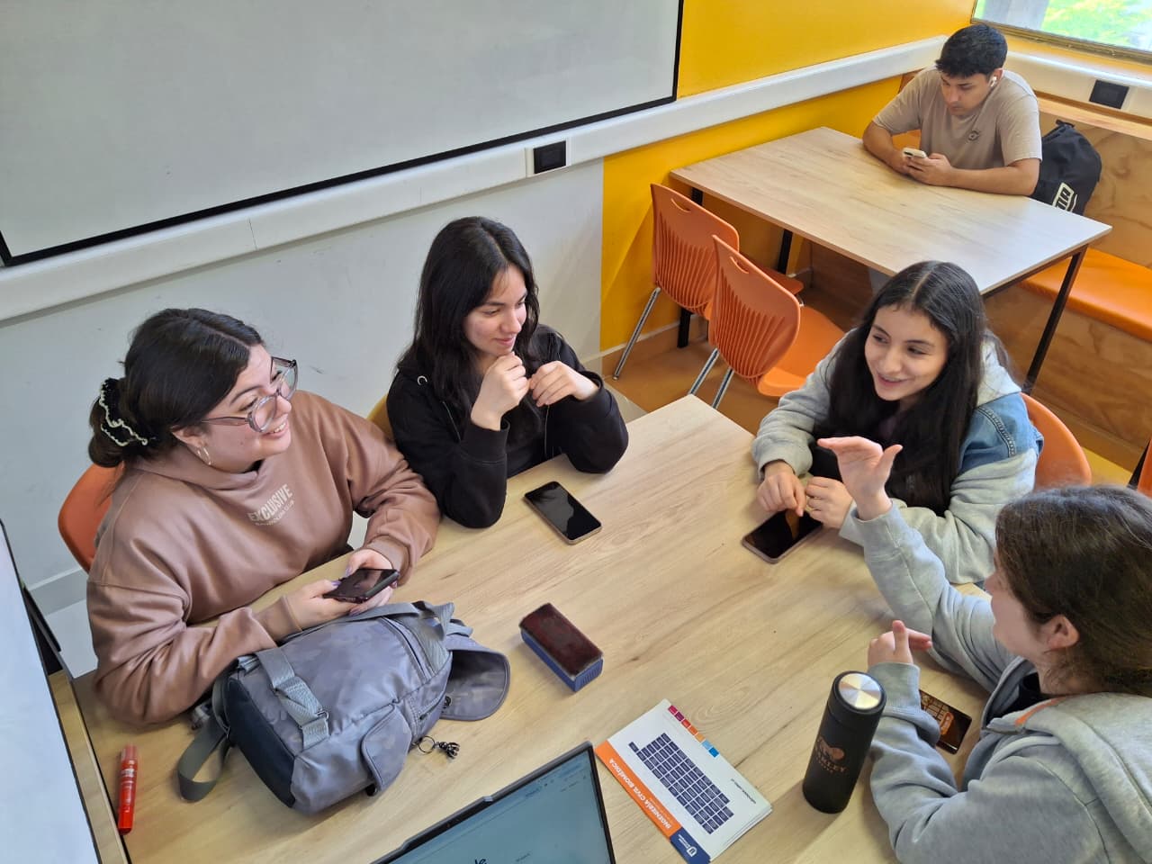 Girlpass realizó su segunda jornada acercando la ingeniería a estudiantes de enseñanza media